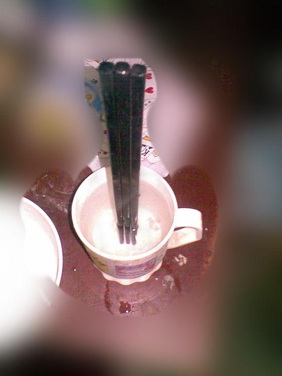 筷子立在水中怎么解释 超自然现象吗?