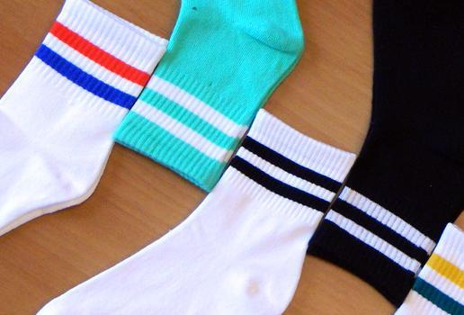 粉色冰丝中袖长袖衣服如何搭配裤子或袜子还有