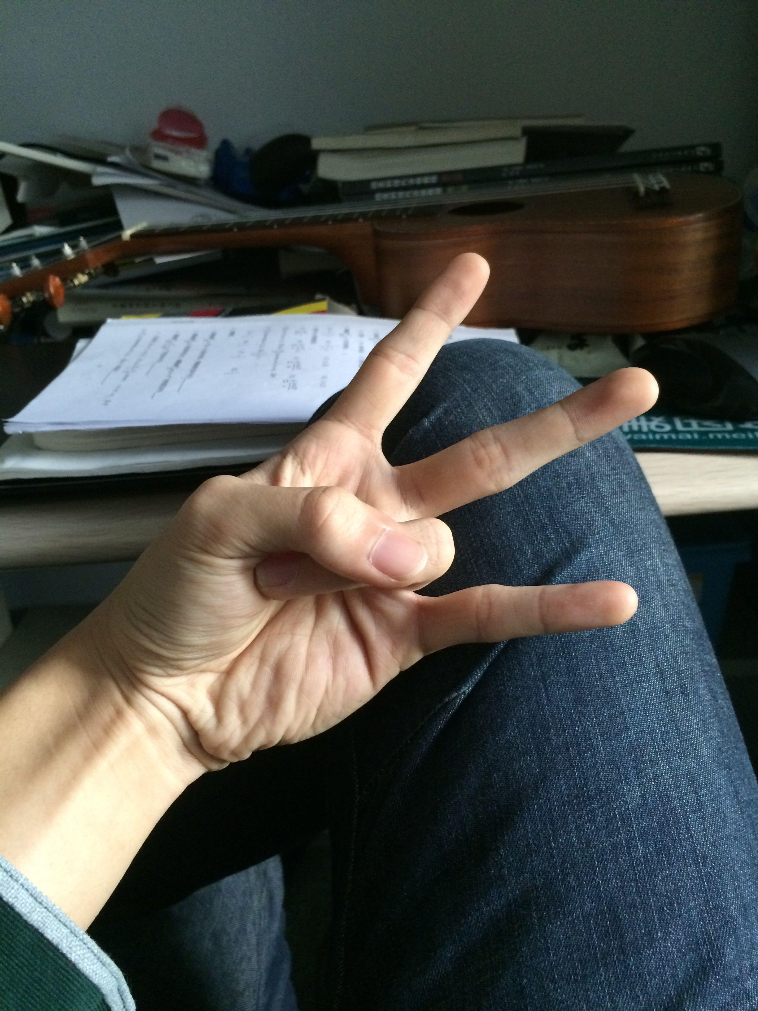 吉他练习无名指和小指只能一起弯,请问有什么训练办法可以分开吗?