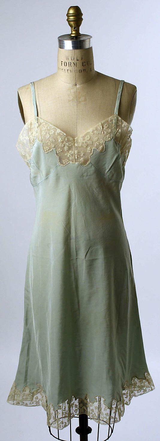 就要求内衣刚硬而有束型功效,corset 以及硬质薄纱衬裙的时代又回来了