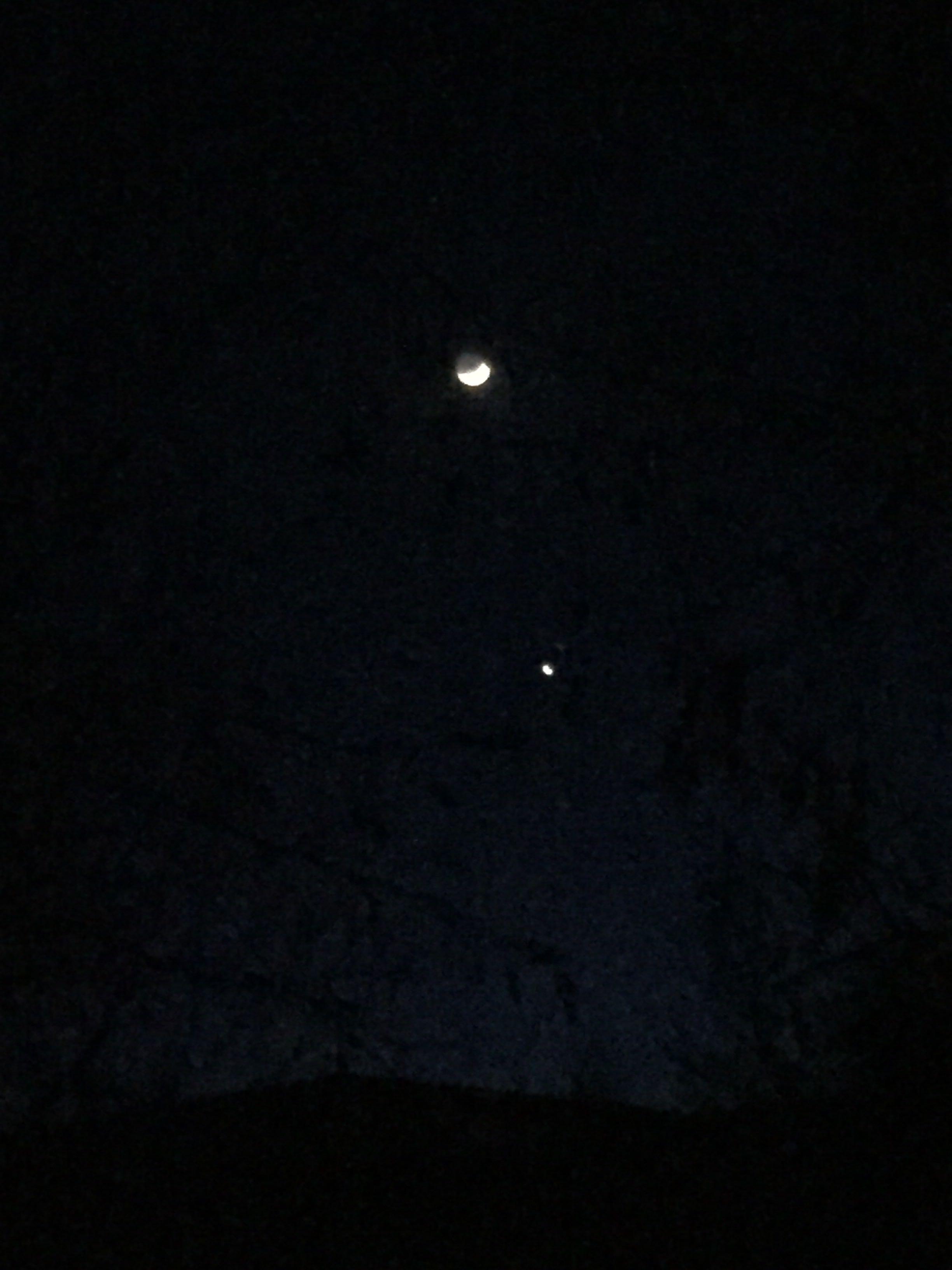 月亮旁边最亮的那颗星星是什么星?(2月20号晚上8点左右看到的,如图)?