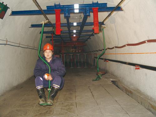 工人们需要坐这样的缆车下去,不过这玩意儿也不叫缆车,叫做猴车下井