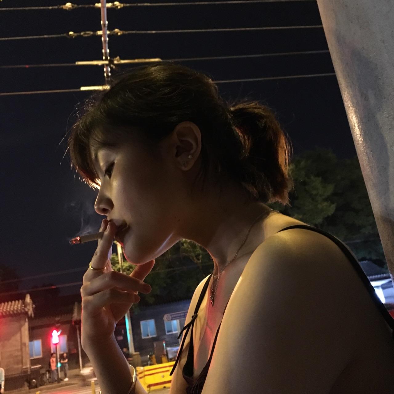 女孩吸烟的样子有没有好看的时候呢?