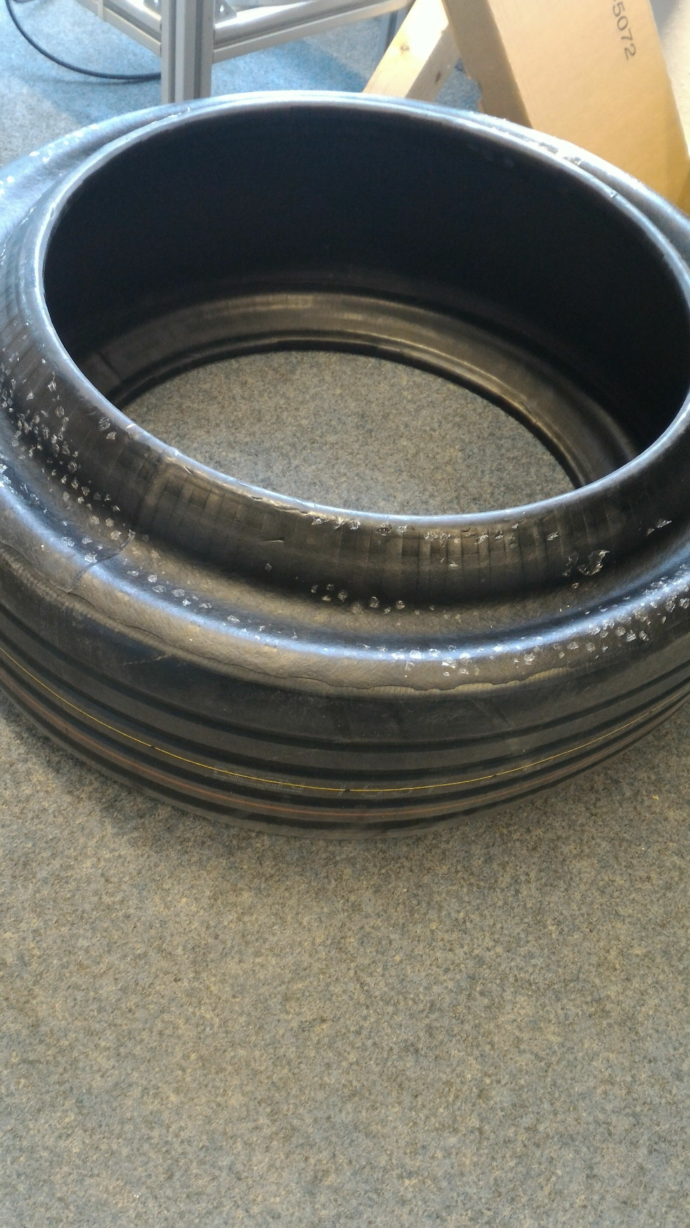 为什么轮胎侧面会有这样的橡胶毛