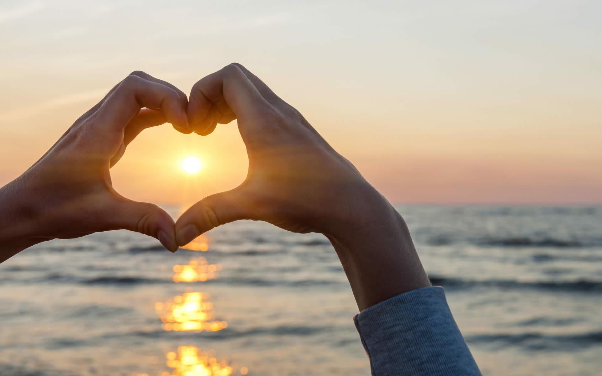 大拇指和食指捏在一起代表爱心这个手势是从哪里传过来的