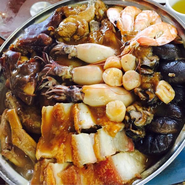 腾讯 深圳的万利达食堂,盆菜里有鲍鱼海参墨鱼仔,超级好吃