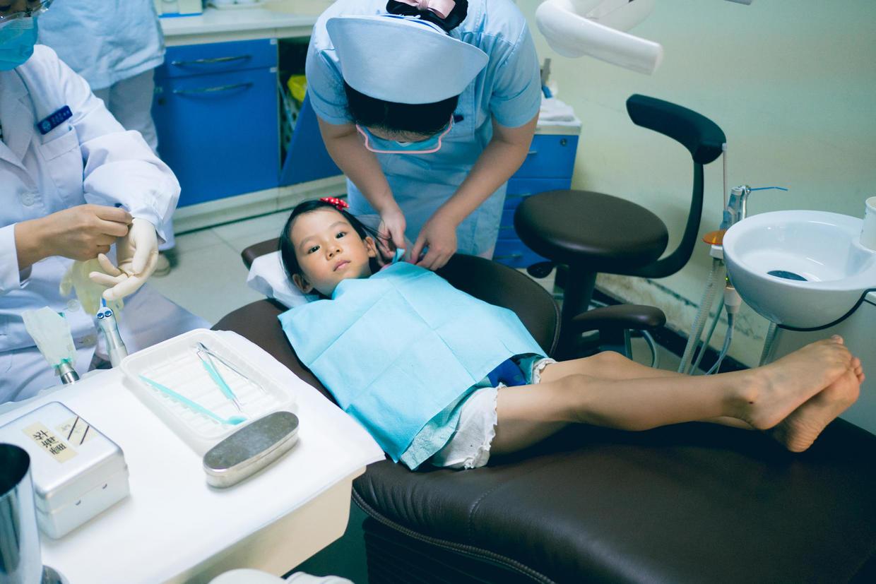 一进屋,脱鞋,坐到座椅上.很快,就喊到了喵,第一诊室.