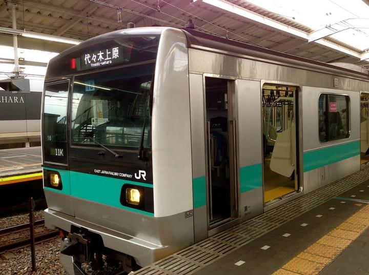 然后上面三张照片里的车("火车","轻轨","地铁")都是在同一个车站的