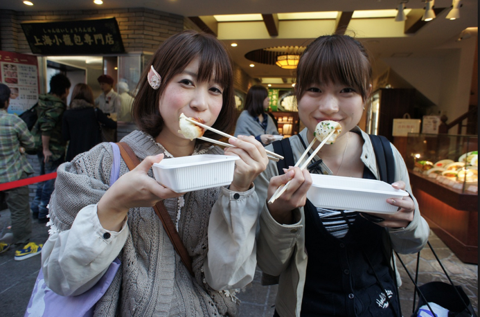 日本人是否很少一边走路一边吃东西 ?