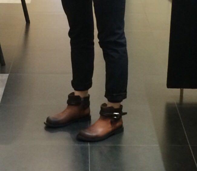 这个鞋子是什么牌子呀?logo好像是一个小人,求