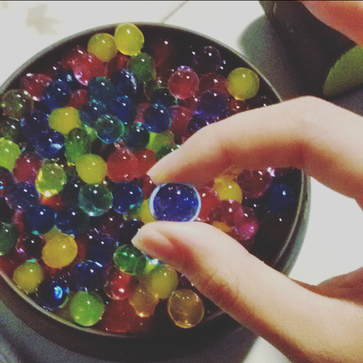 一个小时左右就变成很有弹性的比较透明的圆润水球