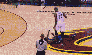 今年NBA总决赛G4的比赛中,格林跟詹姆斯冲突