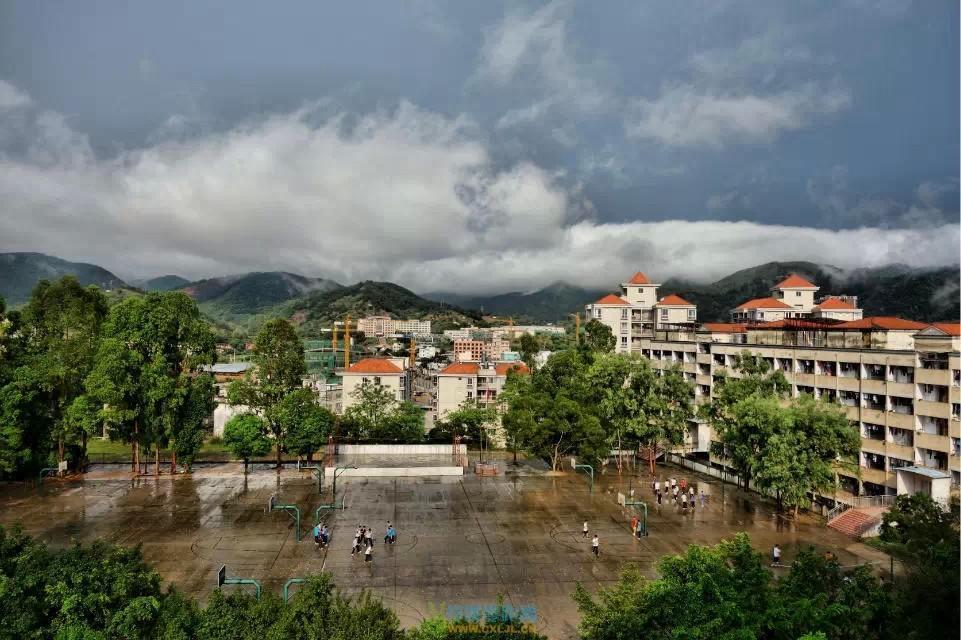 在岑溪中学就读是一种怎么样的体验?