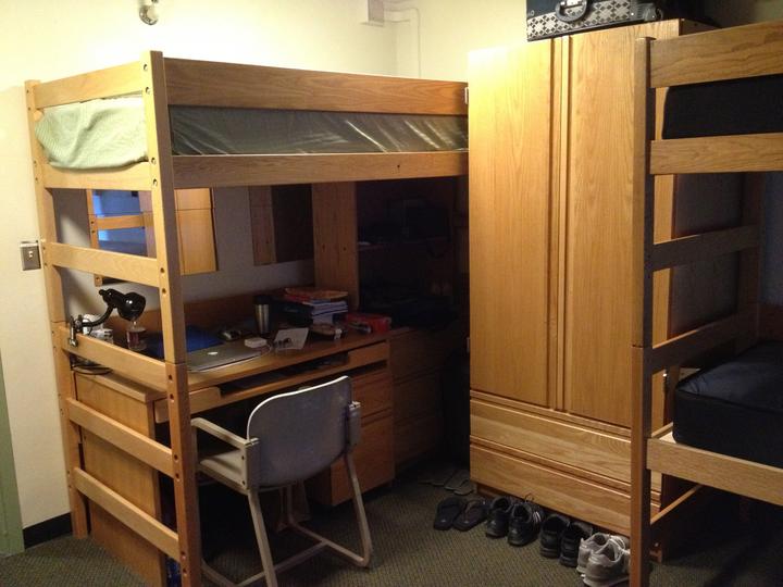 我去年暑期住过一次三人间,如图(请原谅以下的渣画质)宿舍简介本科生