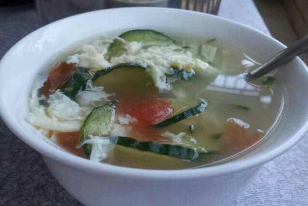 黑暗料理西红柿蛋汤我还加了黄瓜,但是我觉得味道真心不错哟嘿嘿