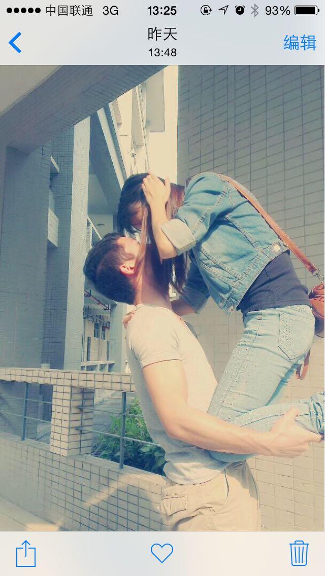 请问前几年很火的那张女生跪在男生臂上的图片需要多大的臂力做起来很