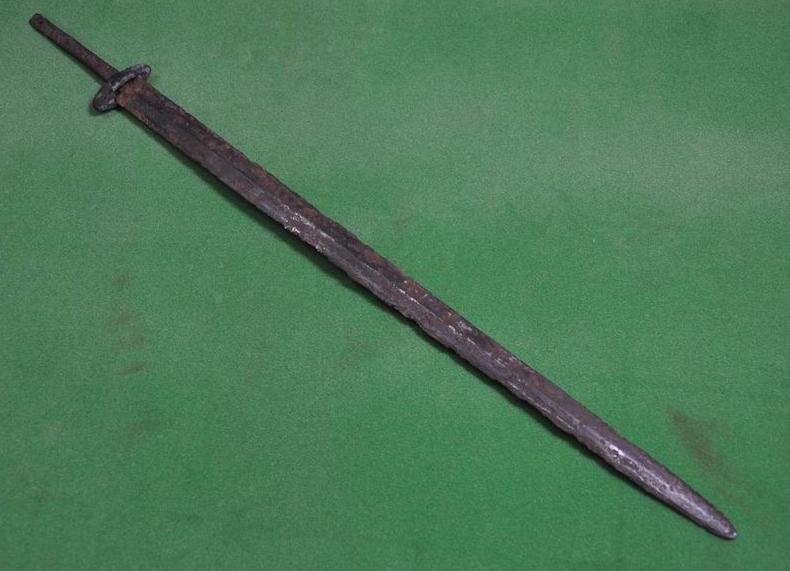 汉代铁剑基本沿袭了战国剑的风格,战国时期也一样有没有"后"的铁剑.