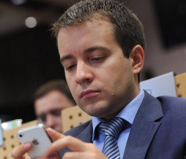 梅德韦杰夫用过乔布斯赠给他的iphone吗(从"棱镜斯诺登"事件有感而问)