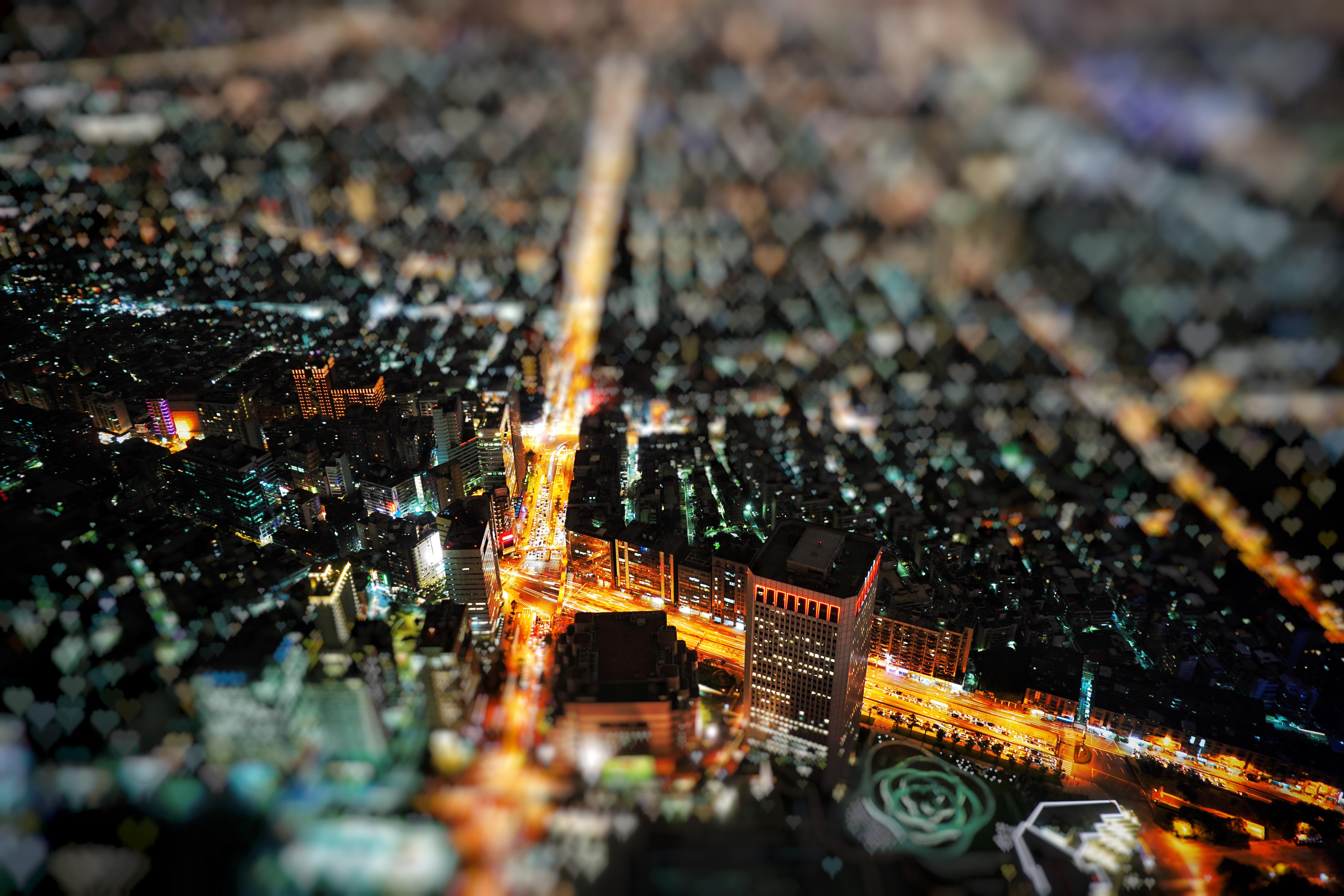 的效果(路灯),这是由于光圈已经缩得非常小,光线通过镜头时出现了绕射