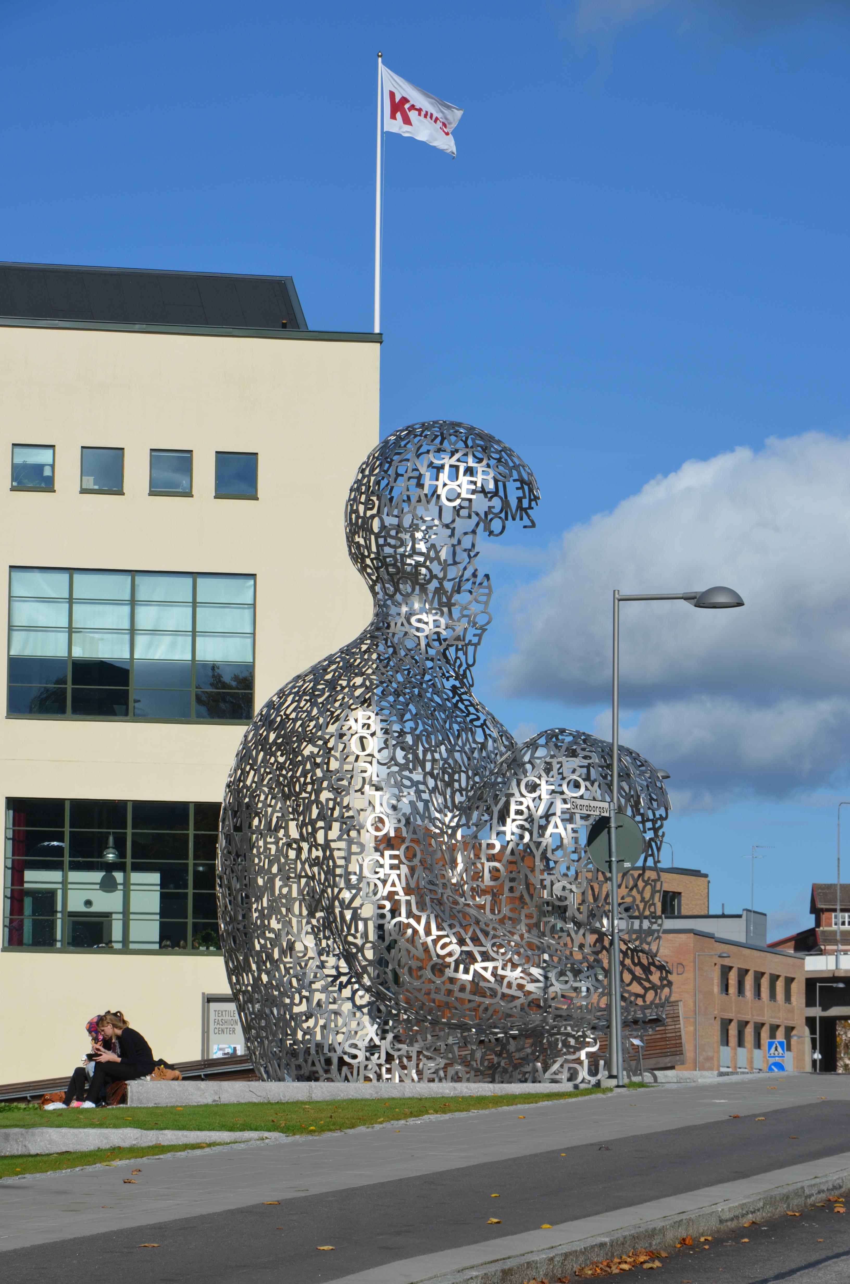 请问这个文字构成的雕塑在哪里? - 知乎