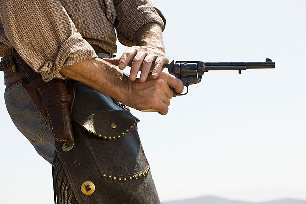 西部牛仔连续开枪时为什么要另一只手不断拍持枪的那一只手的手臂