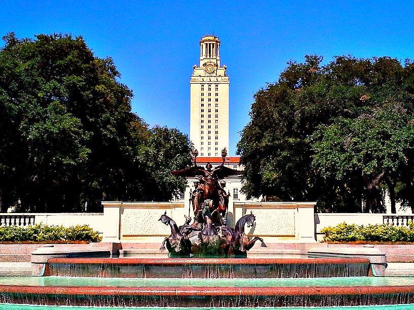 在德克萨斯州大学奥斯汀分校 (UT Austin) 就读