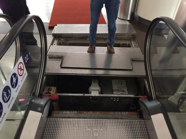 电梯的踏板为什么不设计成下水道井盖的形状