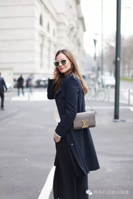 藏青色风衣 紫色毛线帽 酒红色针织