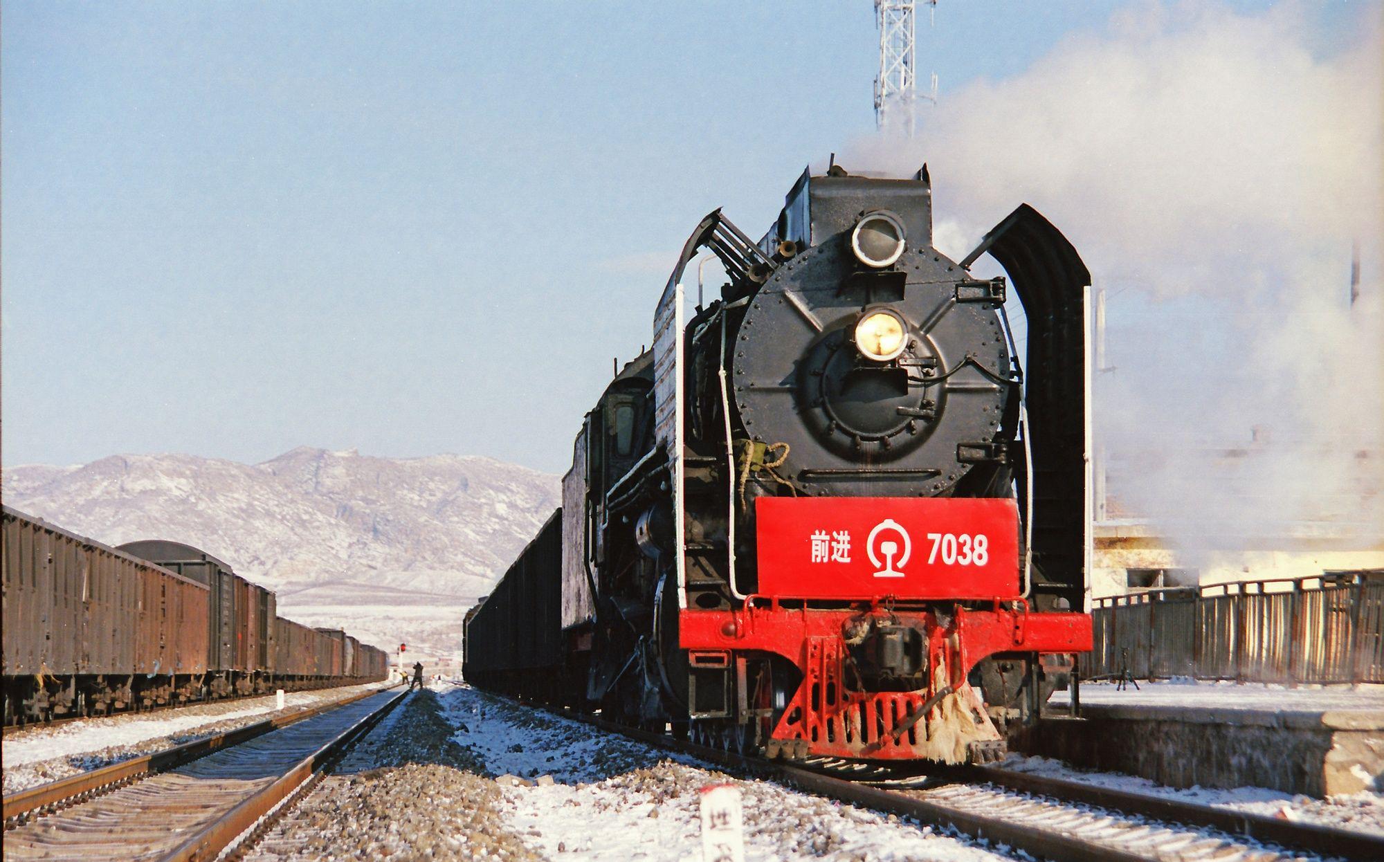 在国内如何快速分辨一列铁路客运列车机车和客车是什么型号