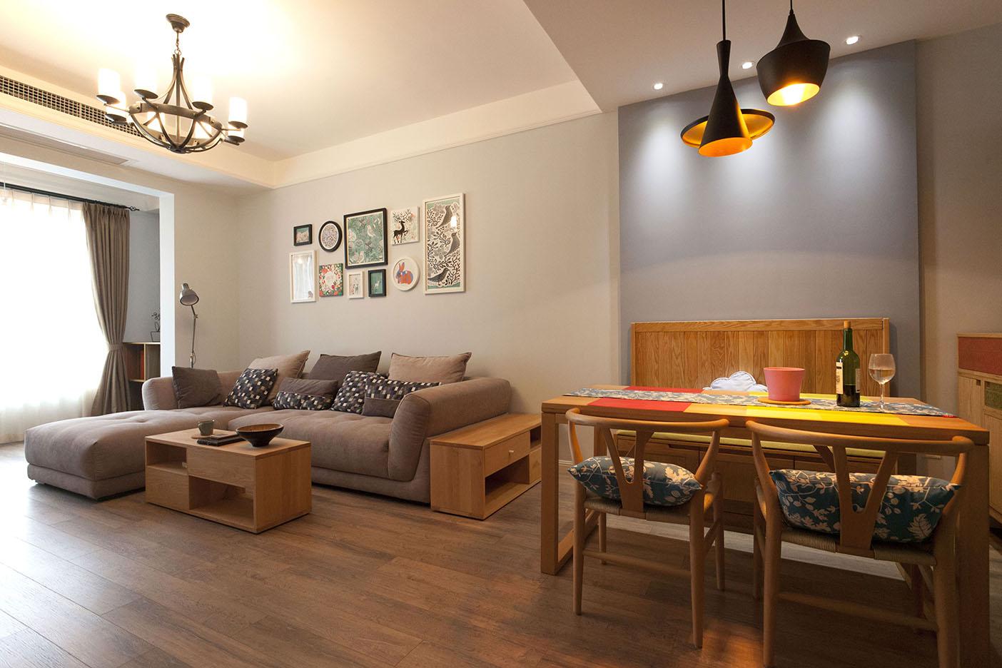 卡座是橡木的卡座式储物软包座椅.餐桌是木迹制品榉木餐桌.