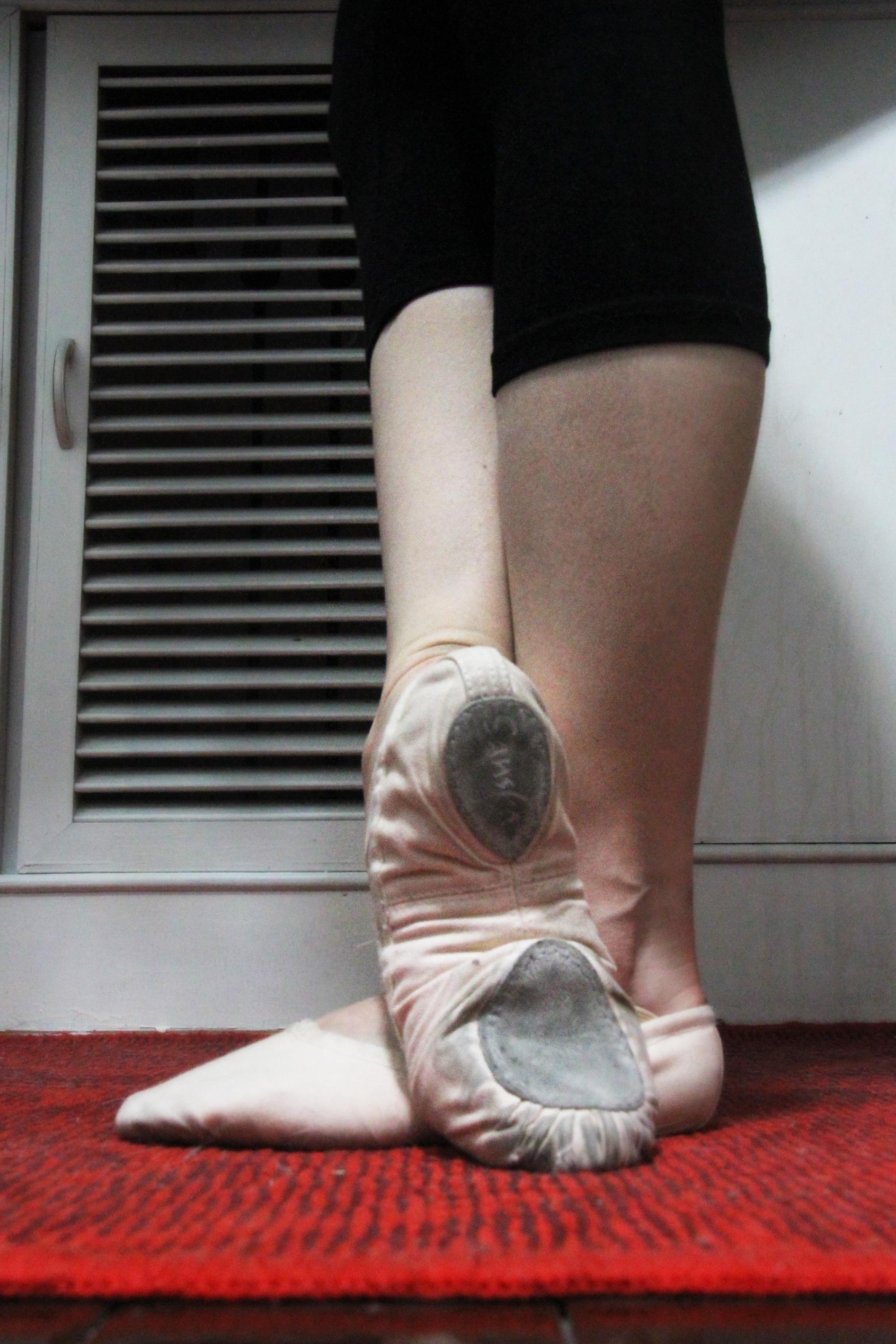 芭蕾舞鞋重回时尚舞台 Miu Miu这款满满少女心_凤凰时尚
