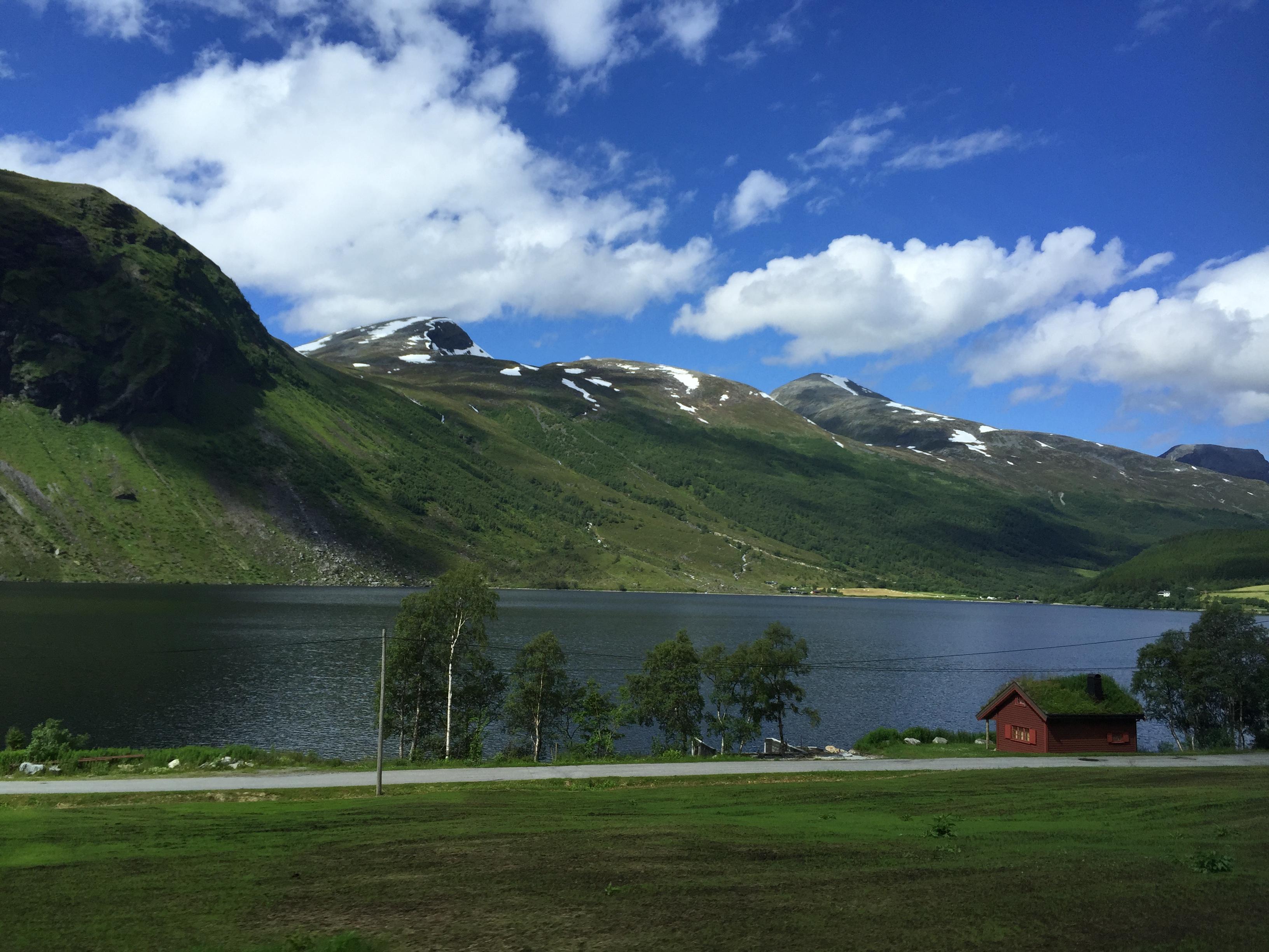 有哪些绝美的山顶湖泊及成因? - 知乎