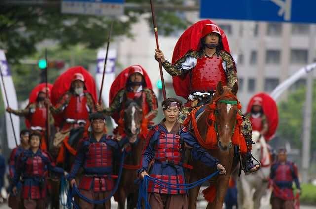 为什么日本战国时期的兵士背上都插旗不费钱吗有其他的敌我识别方式吗