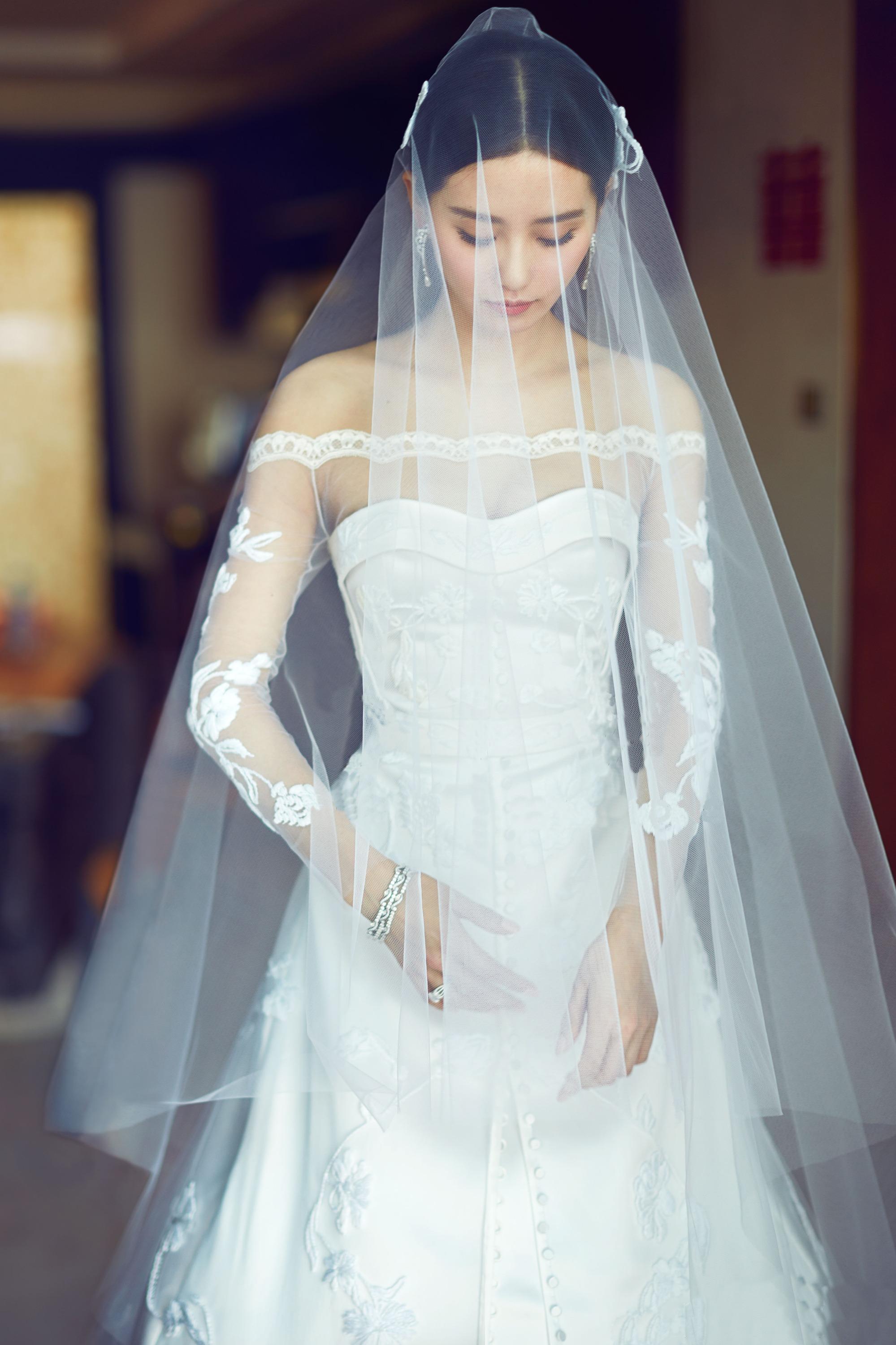 头纱与婚纱的搭配是让你成为最美新娘的重要因素