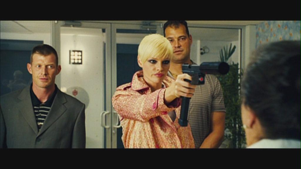 非常人贩2里那个女杀手用的是什么武器