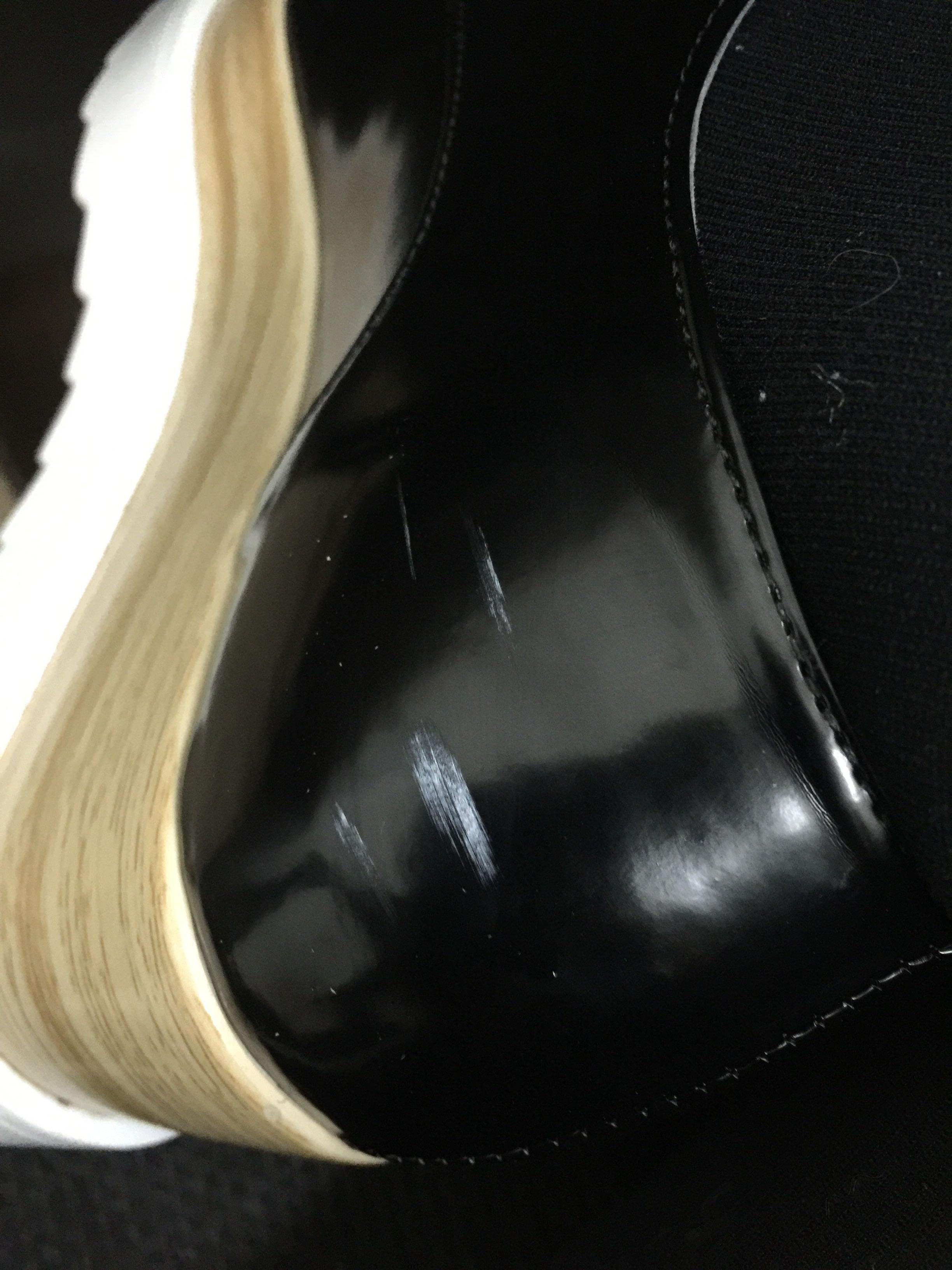 怎么处理黑色皮鞋上的白色划痕?