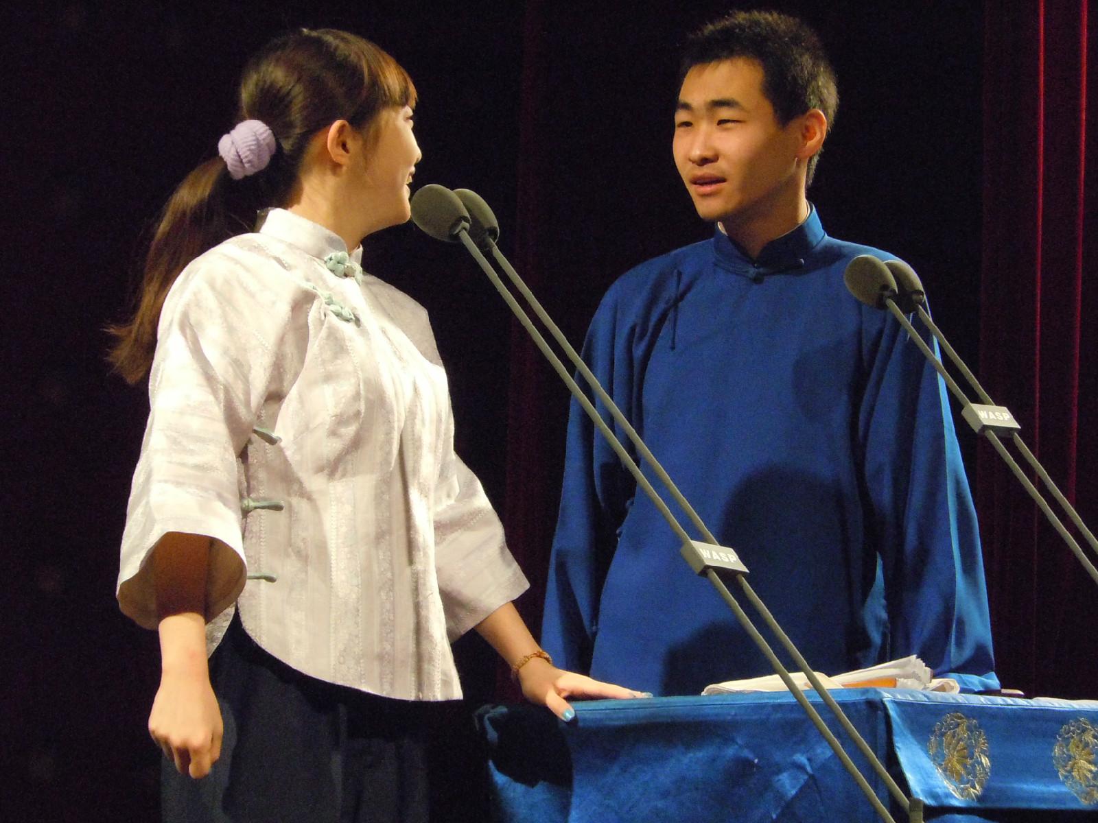 女性相声演员应该穿什么演出?