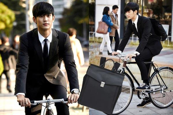 再看都敏俊xi,他连骑自行车后背也是很挺拔的,可见韩国演员的形体训练