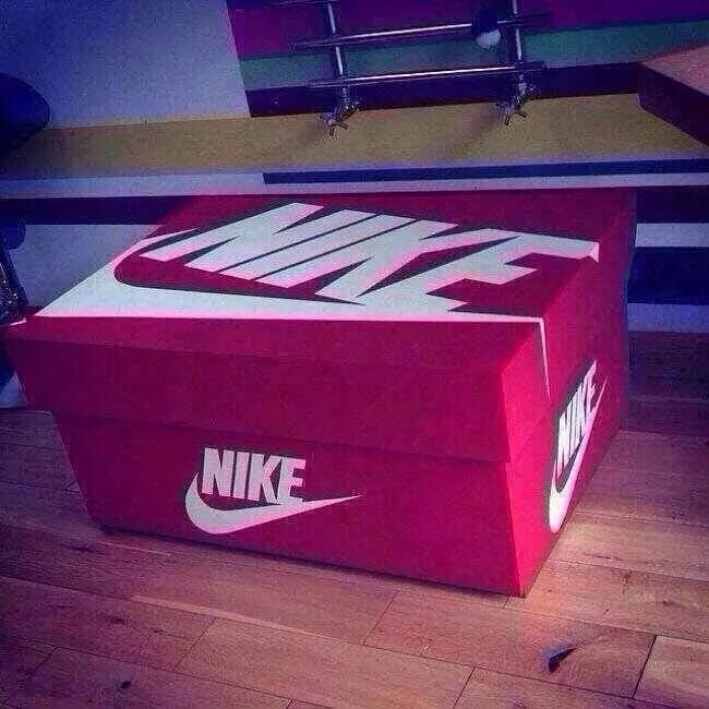 Кроссовки адидас в виде коробки. Коробка от Джорданов найк. Коробка от Nike Air Jordan.