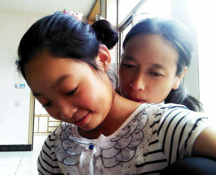 有哪一瞬间让你怀疑自己不是父母亲生的? - 知