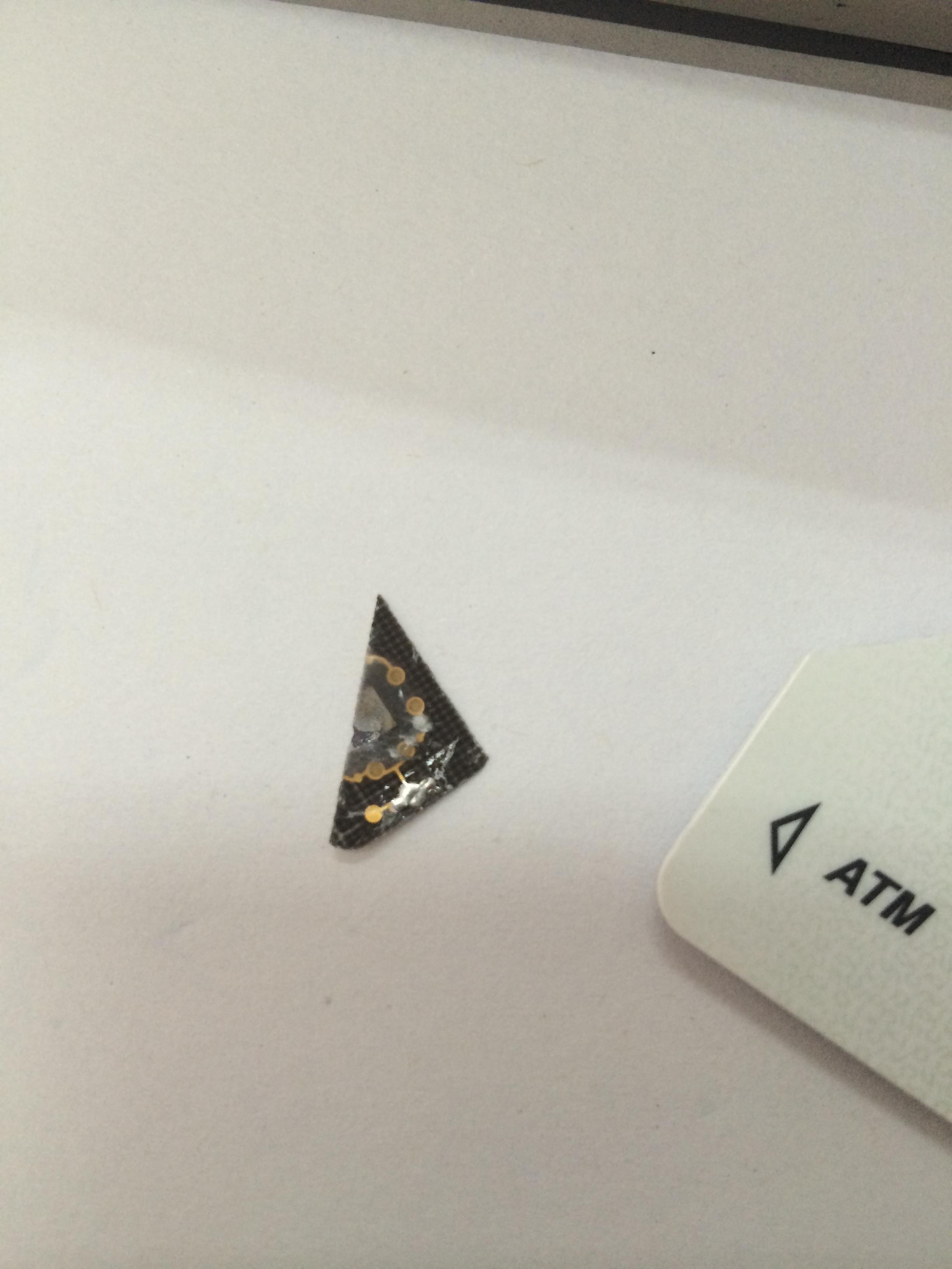 有谁知道银行卡铜芯片脱落可以用胶水粘吗?谢