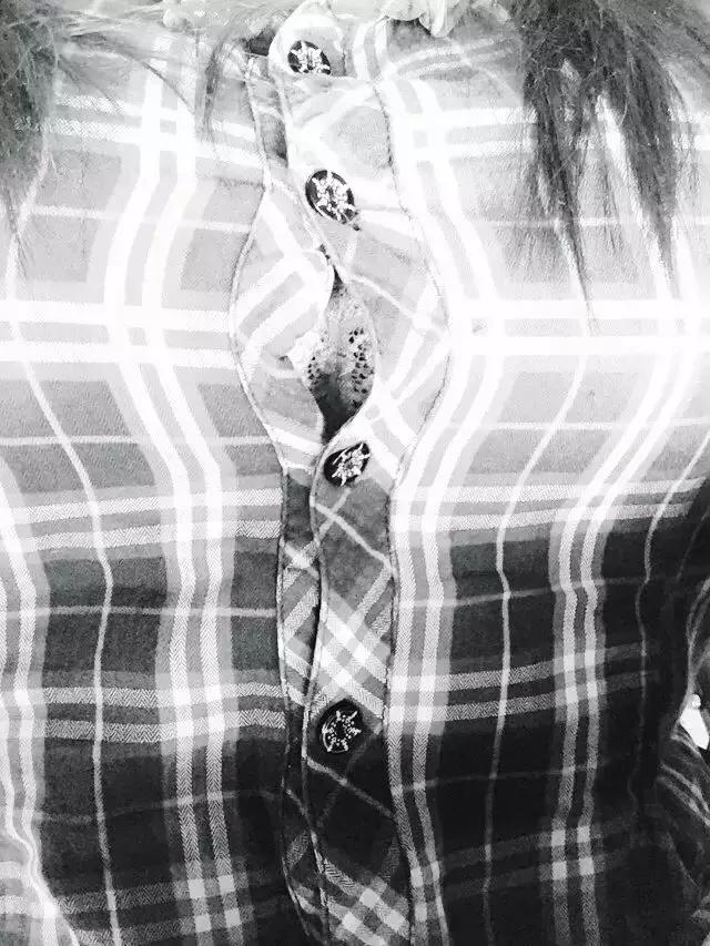 女生如何解决衬衫胸前扣子撑开的缝隙?