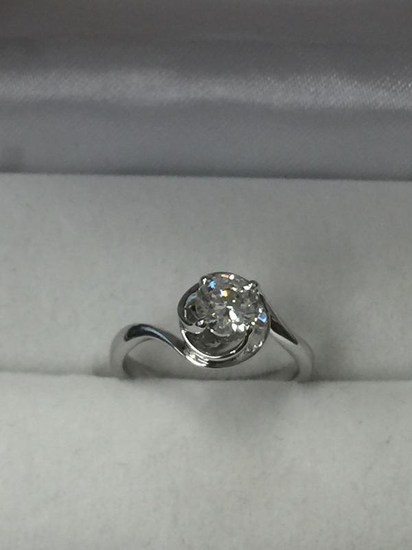 一万元能买到什么样得钻戒?