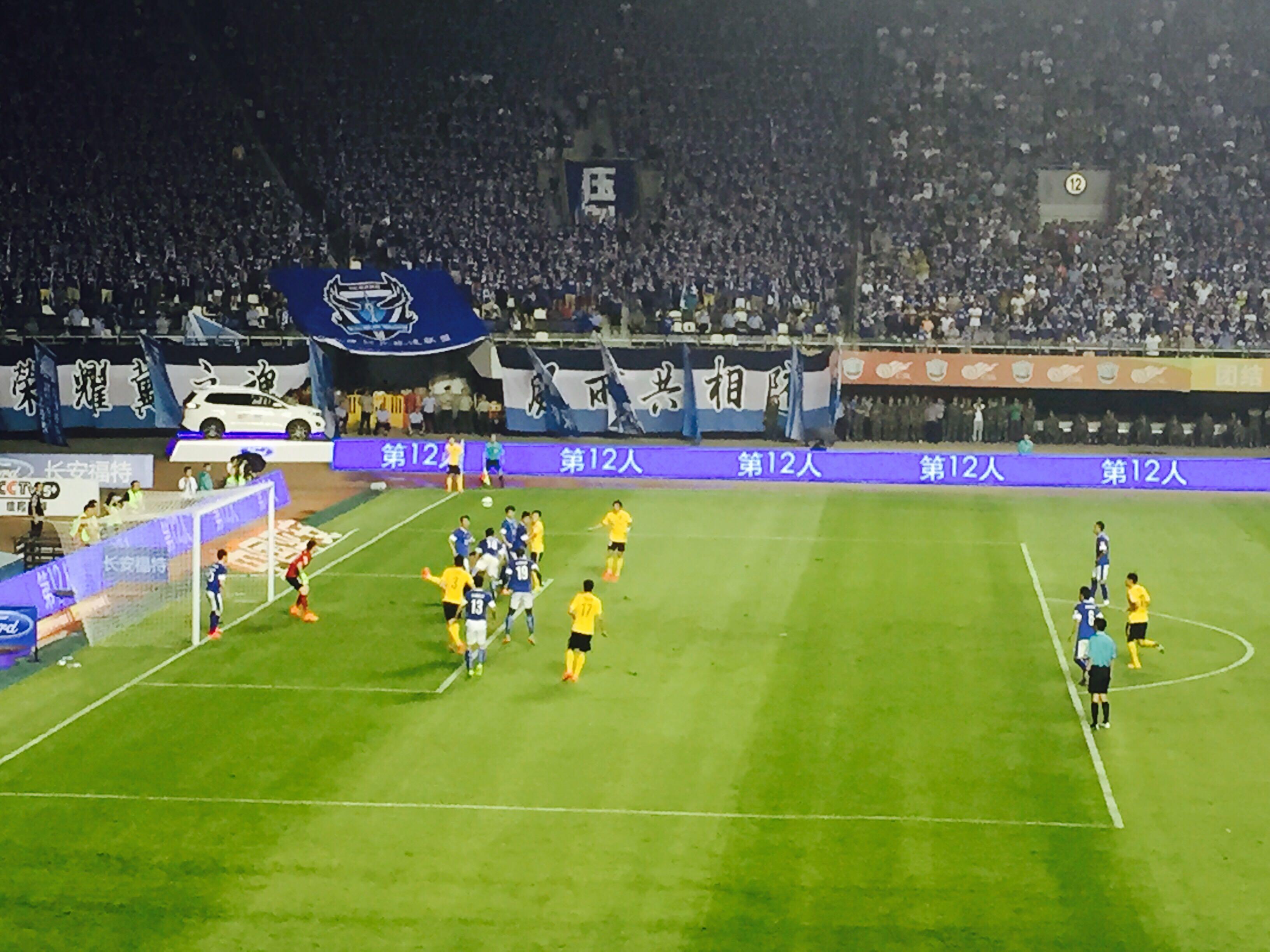 足球场的普通观众席在哪个位置看球最好前排还是后排有必要带望远镜吗