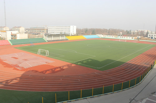 这是我校操场,平时开会搞活动都在这里 以上.