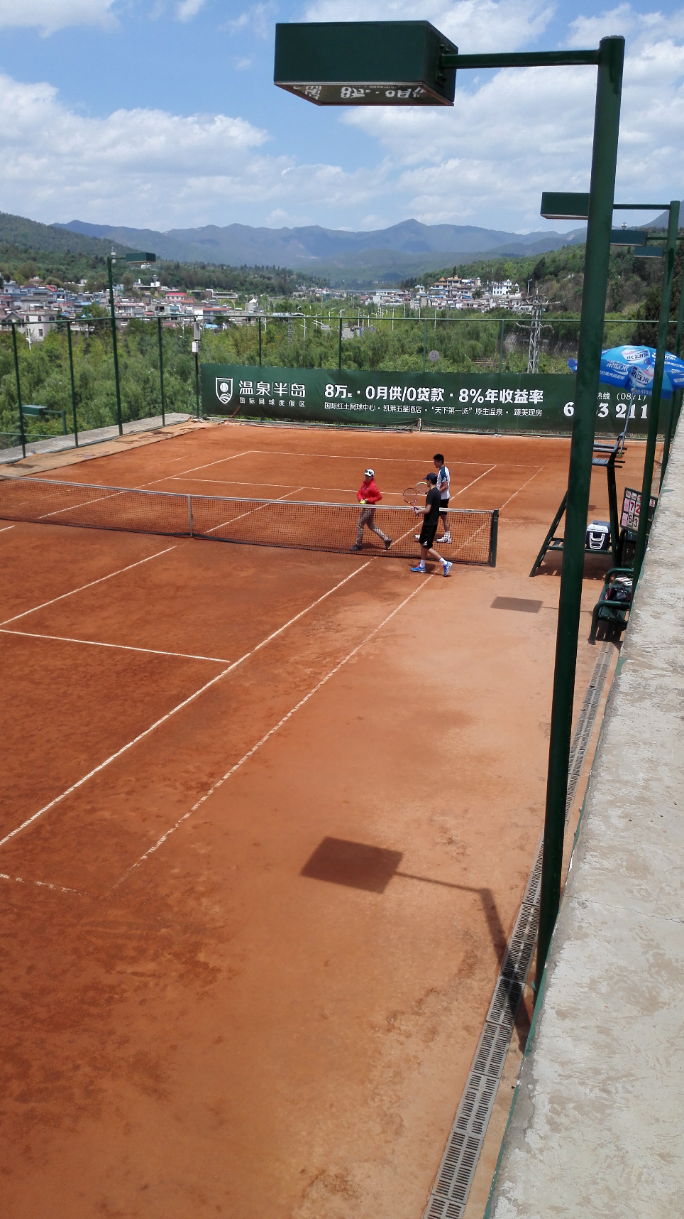 在红土赛场上打网球是什么体验