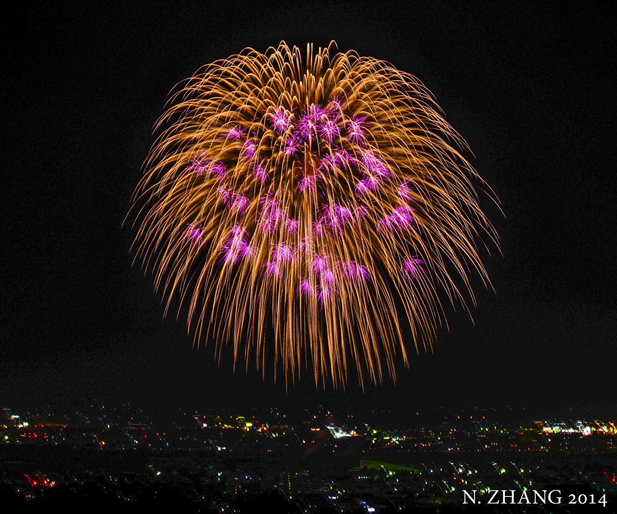 長岡花火大會可以說是冠絕全日本的花火大會,煙花盛開在信濃川上長約2