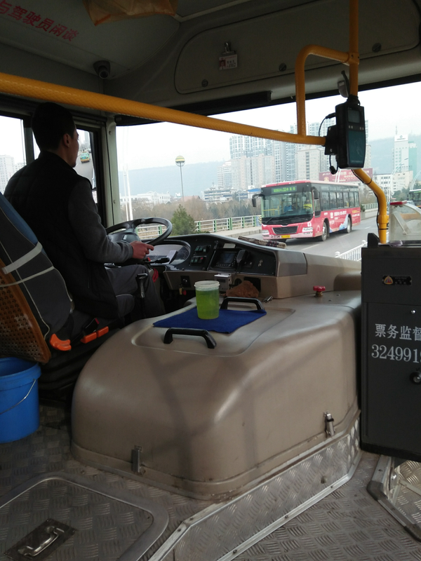 公交车引擎盖上为什么要放一杯没有盖子的水?