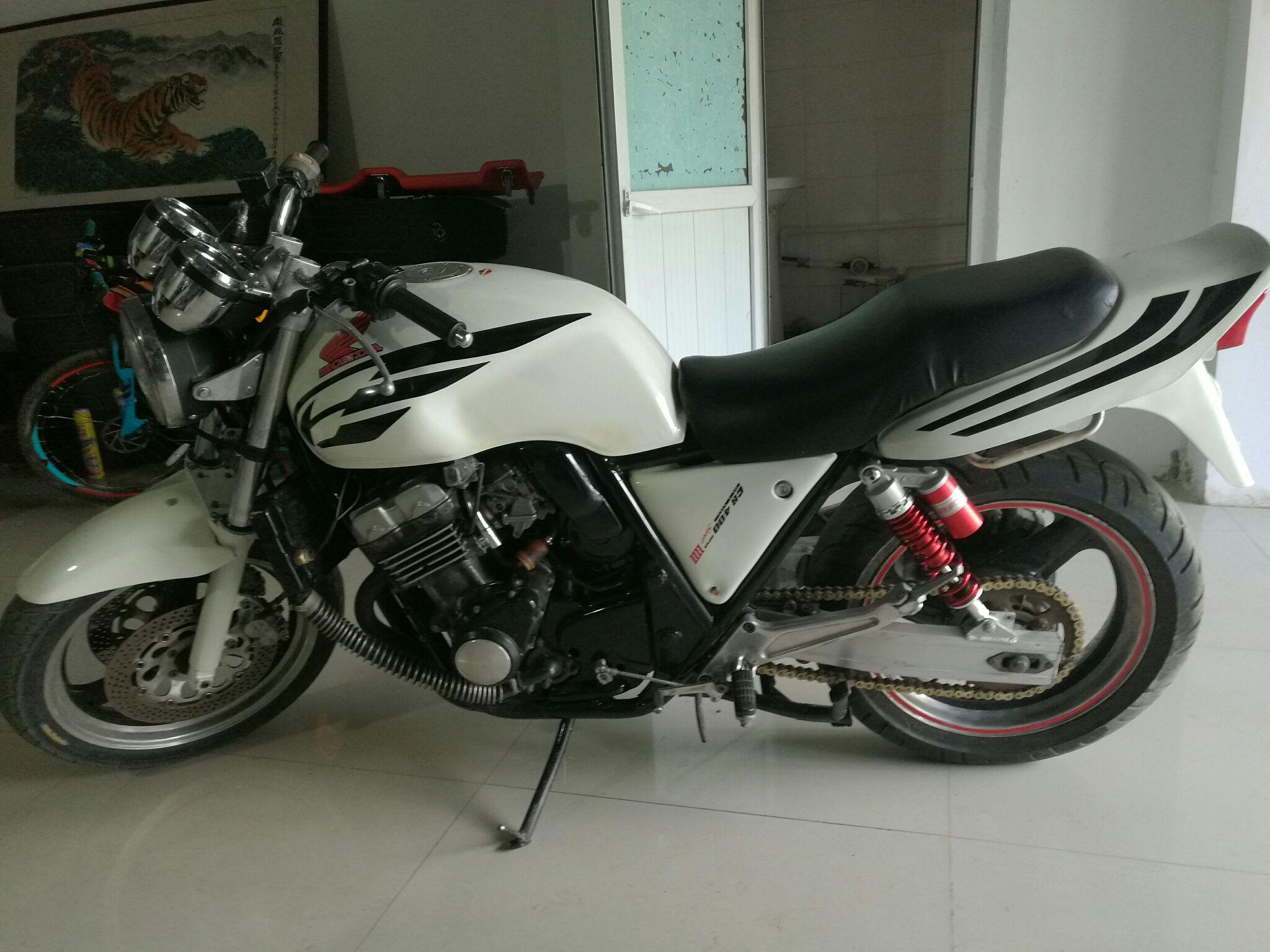 请问穿什么装备可以配合我新入手的cb400好好装逼