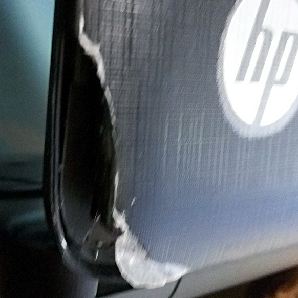 电脑外壳摔碎了一个角,液晶屏的右下角有一小